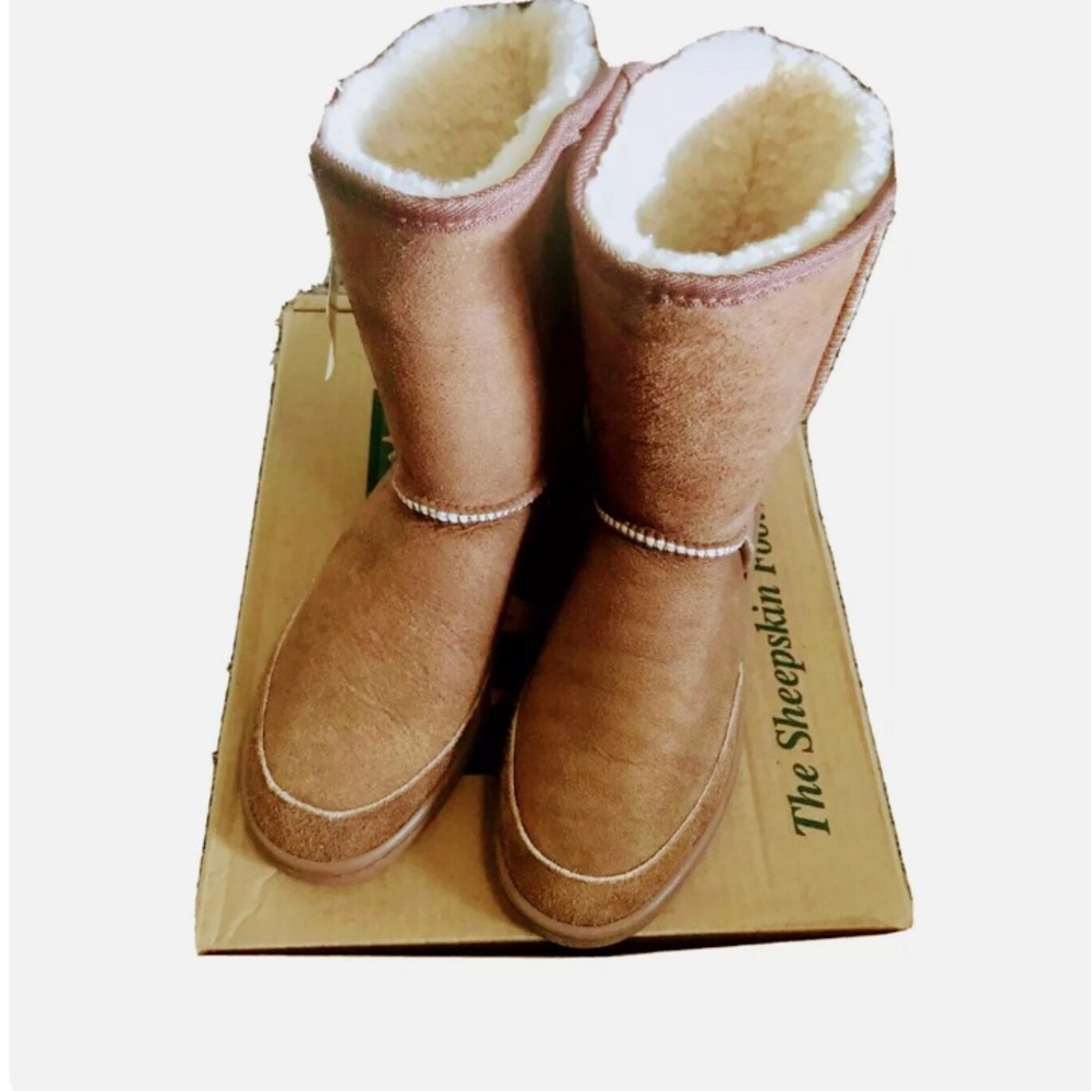 Ugg boots short, fits size 5